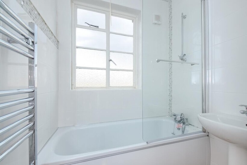 Park Court, London SW12 3 bed flat to rent - £3,050 pcm (£704 pw)