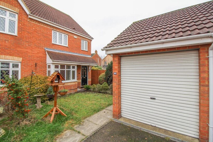 Windmill View, Biggleswade, SG18 3 bed semi-detached house to rent - £1,575 pcm (£363 pw)