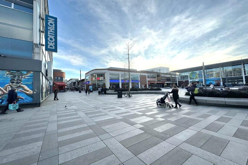 Crawley High Street, Crawley, West... Retail property (high street) to rent - £3,750 pcm (£865 pw)
