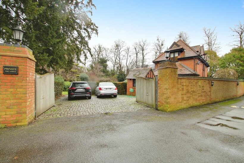 Ferry Lane, Staines-upon-Thames TW19 3 bed detached house to rent - £4,000 pcm (£923 pw)