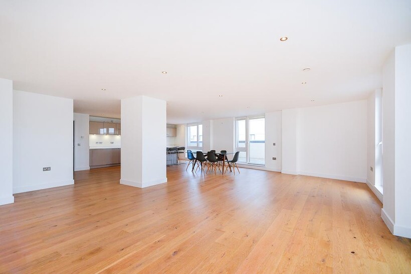 Brighton Marina, Brighton, BN2 3 bed apartment to rent - £3,350 pcm (£773 pw)