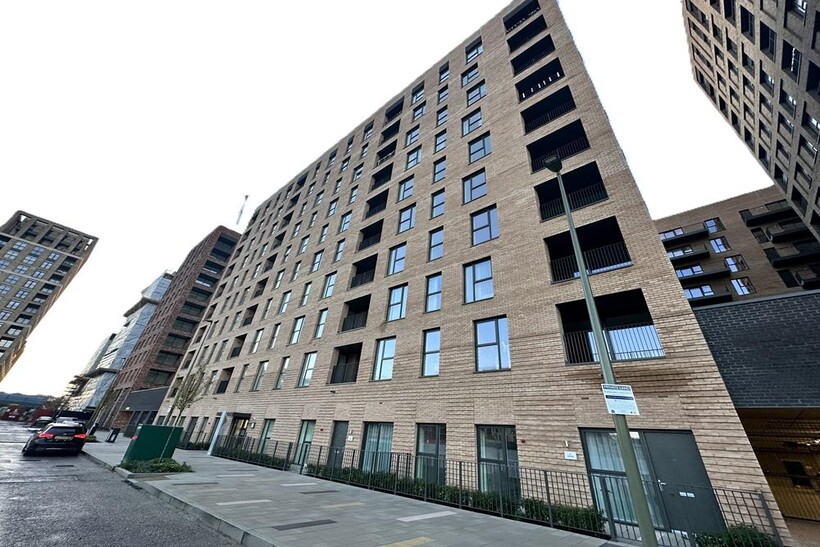 Lismore Boulevard, London NW9 2 bed flat to rent - £2,295 pcm (£530 pw)