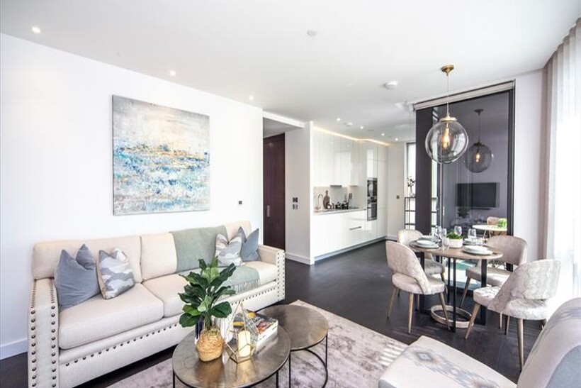 Charles Clowes Walk, London, SW11 2 bed apartment to rent - £4,637 pcm (£1,070 pw)