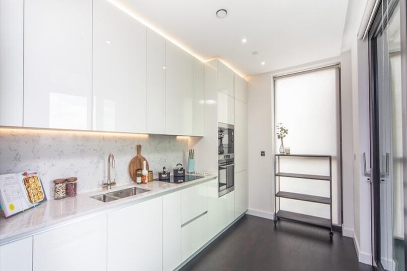 Charles Clowes Walk, London, SW11 2 bed apartment to rent - £4,637 pcm (£1,070 pw)