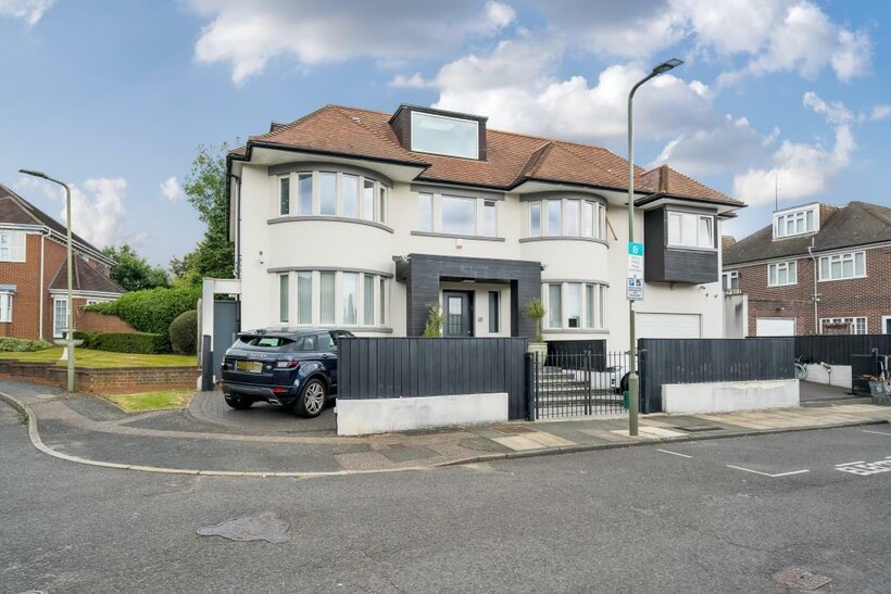 Finchley N3 8 bed detached house to rent - £11,000 pcm (£2,538 pw)