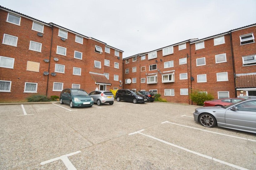 Makepeace Road, Northolt, Middlesex, UB5 2 bed flat to rent - £1,550 pcm (£358 pw)