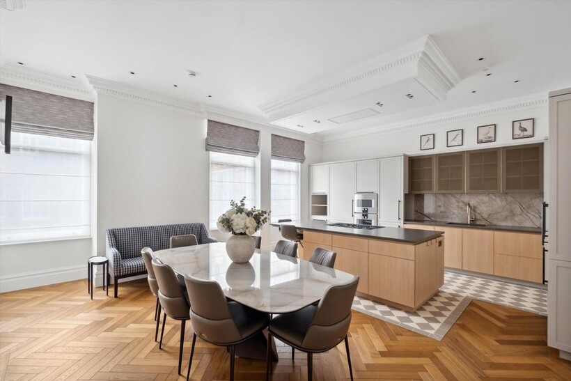 Kensington Court Gardens, Kensington... 3 bed flat to rent - £20,583 pcm (£4,750 pw)