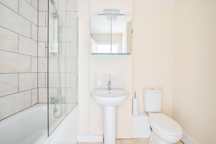 Upper Richmond Road, Putney, London... 1 bed flat to rent - £2,950 pcm (£681 pw)