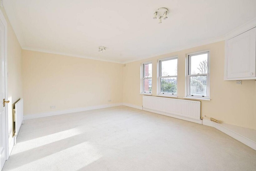 Upper Richmond Road, Putney, London... 1 bed flat to rent - £2,950 pcm (£681 pw)