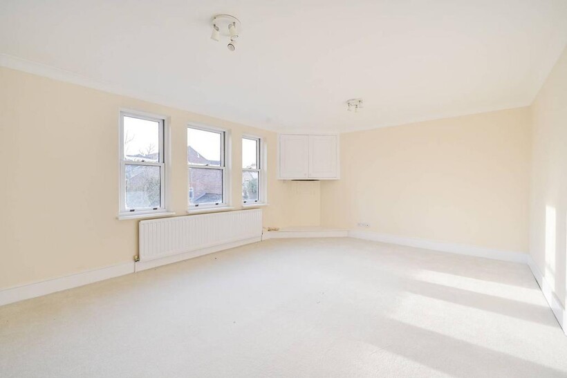 Upper Richmond Road, Putney, London... 1 bed flat to rent - £2,950 pcm (£681 pw)
