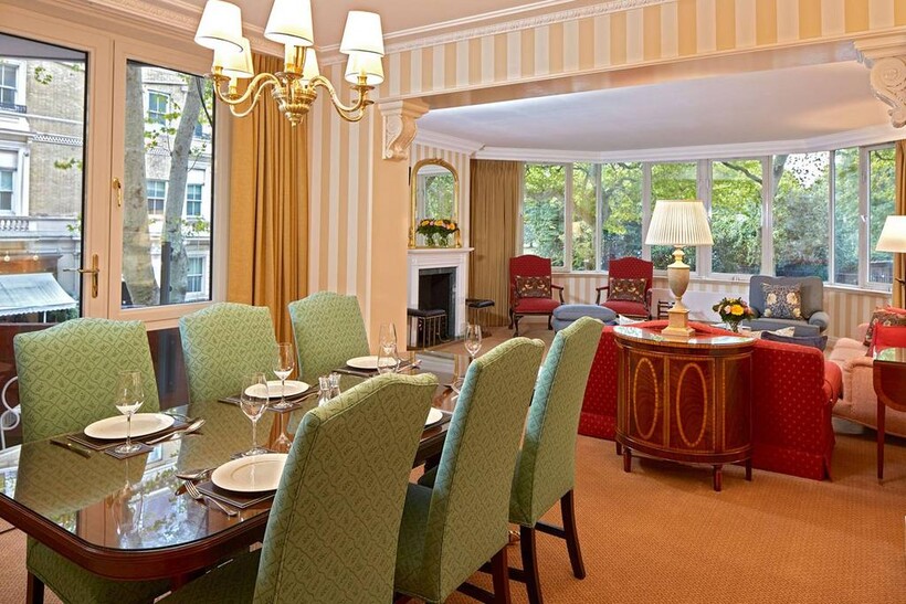 Cheval Thorney Court, Kensington... 3 bed flat to rent - £40,040 pcm (£9,240 pw)