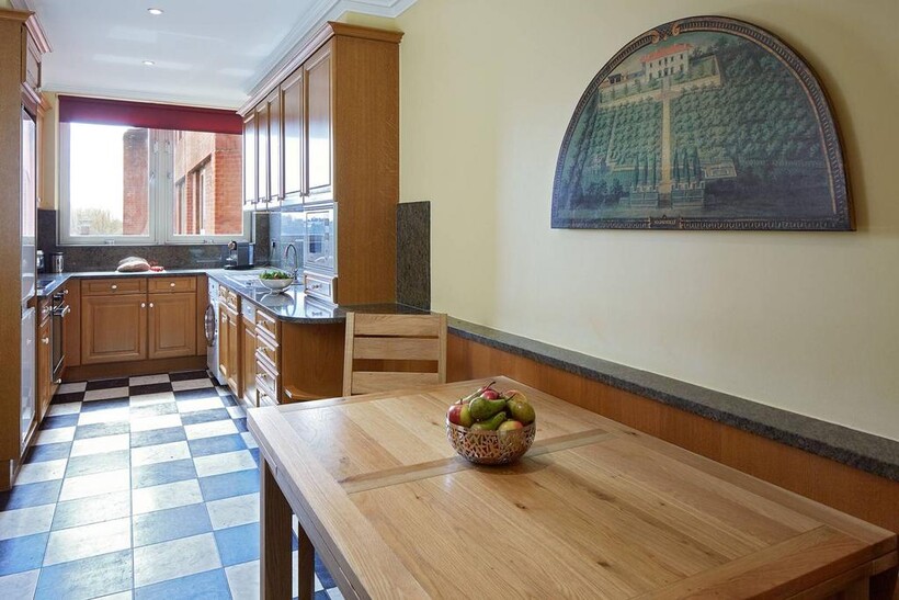 Cheval Thorney Court, Kensington... 2 bed flat to rent - £25,480 pcm (£5,880 pw)