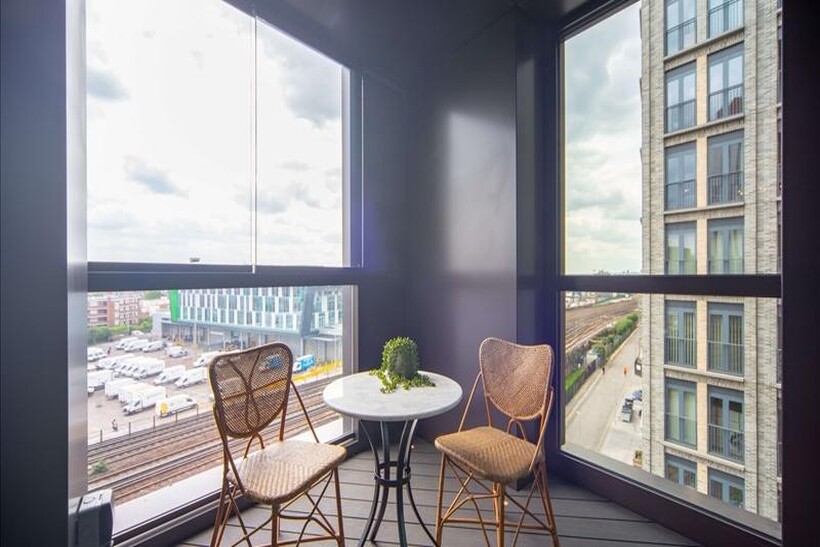 Charles Cloves Walk, London SW11 2 bed flat to rent - £3,683 pcm (£850 pw)