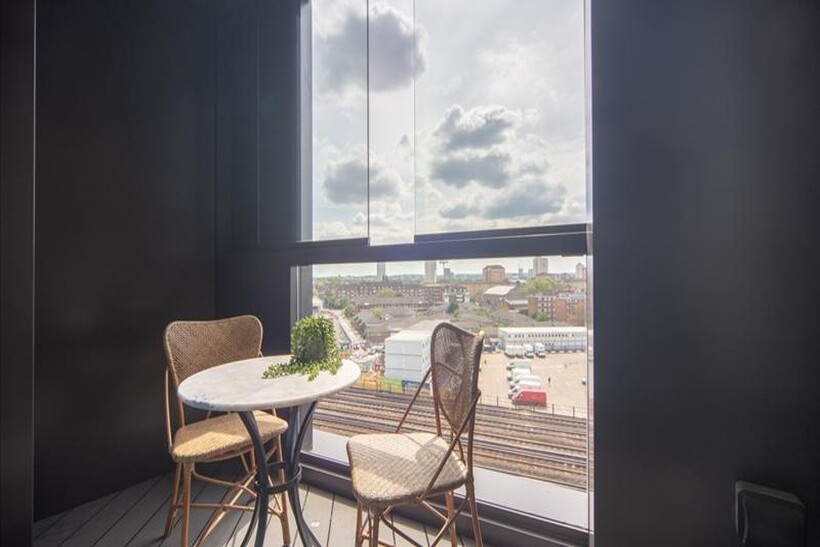 Charles Cloves Walk, London SW11 2 bed flat to rent - £4,680 pcm (£1,080 pw)