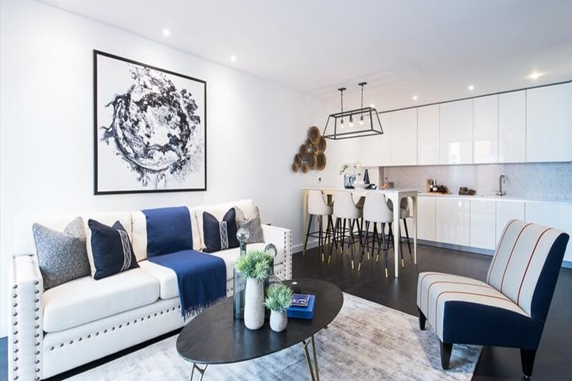 Charles Cloves Walk, London SW11 3 bed flat to rent - £7,367 pcm (£1,700 pw)