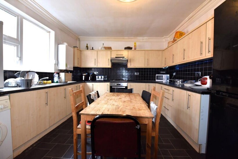 53 Manor Drive 6 bed house to rent - £3,120 pcm (£720 pw)