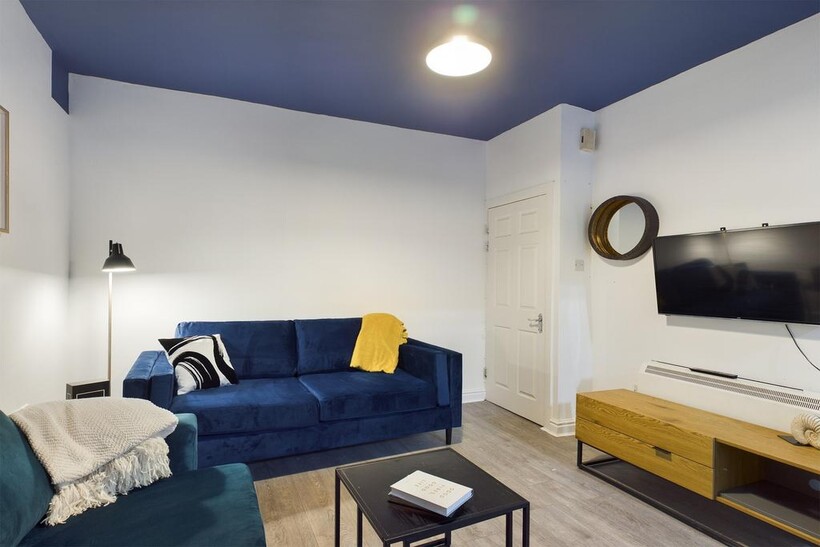 A spacious and inviting large modern living roo...