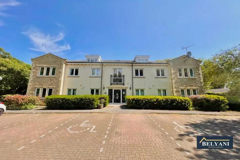 King Lane, Leeds LS17 2 bed flat to rent - £975 pcm (£225 pw)