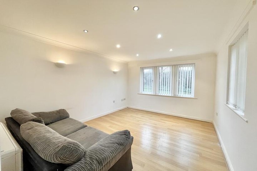 King Lane, Leeds LS17 2 bed flat to rent - £975 pcm (£225 pw)