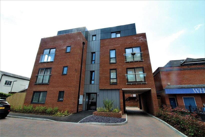 Balfour Court, Camberley GU15 2 bed apartment to rent - £1,475 pcm (£340 pw)