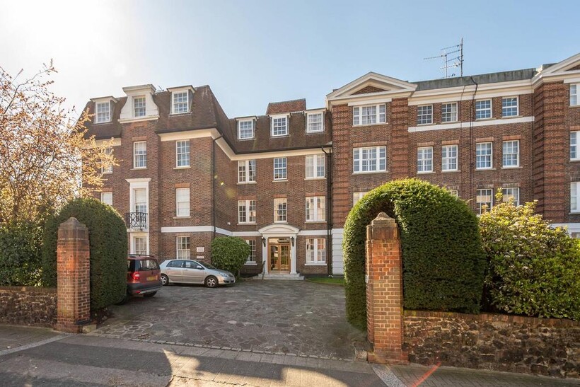 Putney Hill, Putney, London, SW15 3 bed flat to rent - £4,000 pcm (£923 pw)