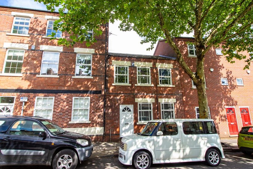 160 North Sherwood Street... 3 bed townhouse to rent - £1,755 pcm (£405 pw)
