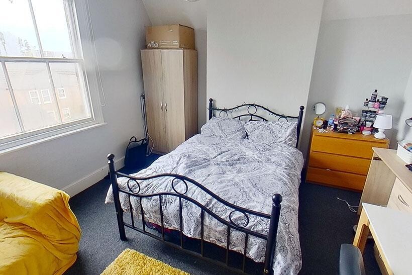 24a, Forest Road West, NOTTINGHAM NG7... 4 bed flat to rent - £2,340 pcm (£540 pw)