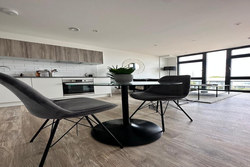 London Road, Staines-upon-Thames, TW18 1 bed apartment to rent - £1,375 pcm (£317 pw)