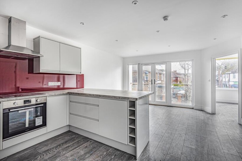 41B Station Approach, West Byfleet KT14 2 bed apartment to rent - £1,525 pcm (£352 pw)
