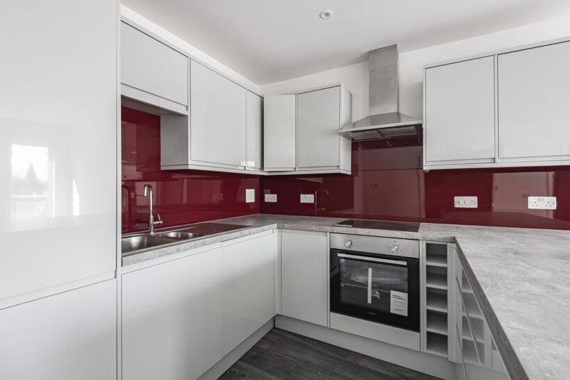 41B Station Approach, West Byfleet KT14 2 bed apartment to rent - £1,525 pcm (£352 pw)