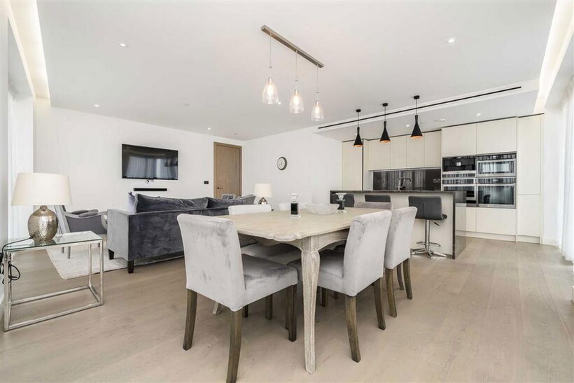 Vaughan Way, London E1W 3 bed flat to rent - £5,746 pcm (£1,326 pw)