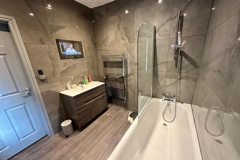 This stylish bathroom suite features modern fix...