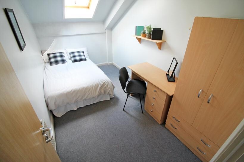 156d, Mansfield Road, NOTTINGHAM NG1 3HW 4 bed flat to rent - £2,167 pcm (£500 pw)