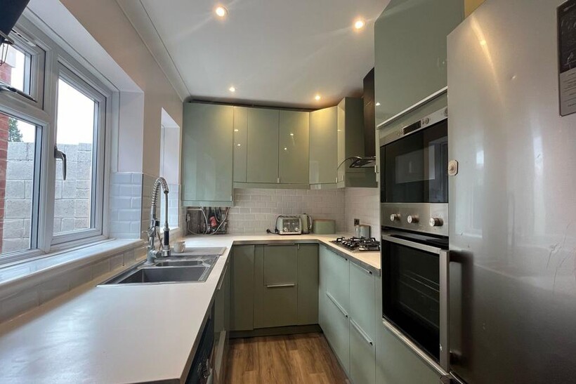 Northern Road, Slough, Berkshire, SL2 5 bed semi-detached house to rent - £3,995 pcm (£922 pw)