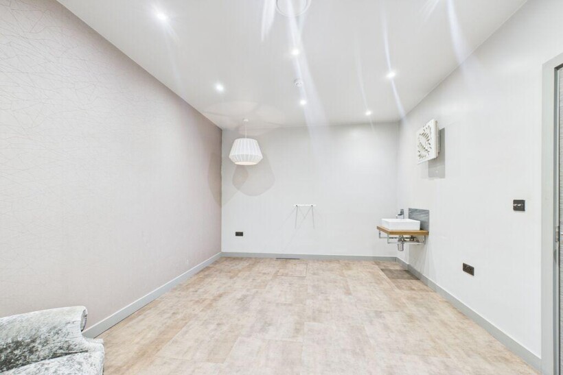 Library Street, Wigan WN1 1NN Retail property (high street) to rent - £400 pcm (£92 pw)