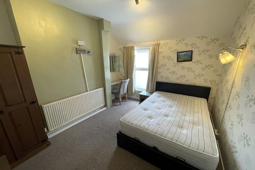 Oystermouth Rd, Swansea 1 bed in a house share to rent - £595 pcm (£137 pw)