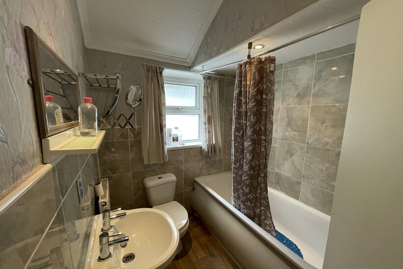 Oystermouth Rd, Swansea 1 bed in a house share to rent - £595 pcm (£137 pw)