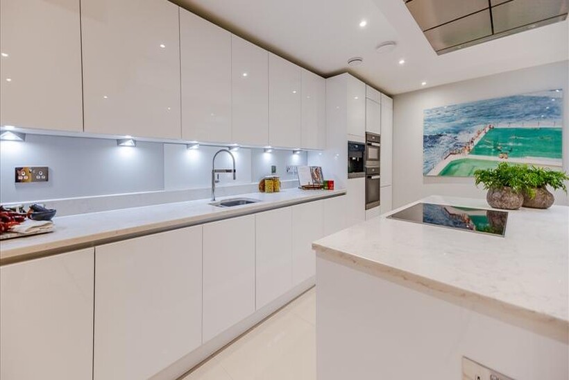 Rainville Road, London W6 2 bed flat to rent - £6,933 pcm (£1,600 pw)