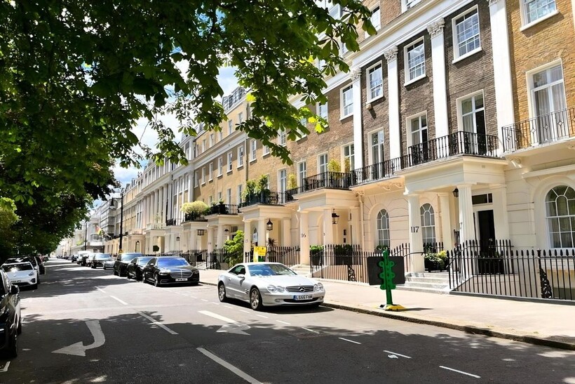 Belgravia, London SW1W 3 bed apartment to rent - £32,500 pcm (£7,500 pw)