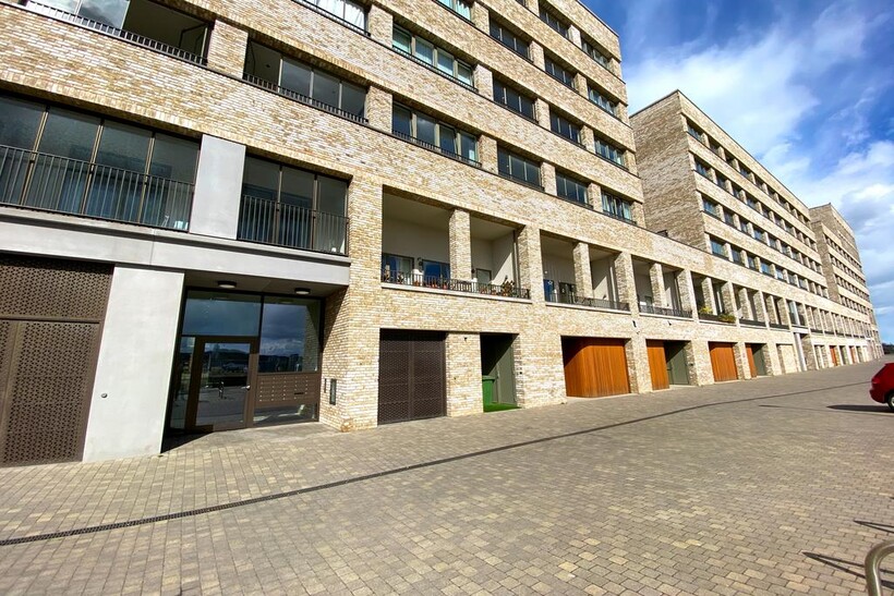 Lock Side Way, London E16 2 bed apartment to rent - £2,350 pcm (£542 pw)