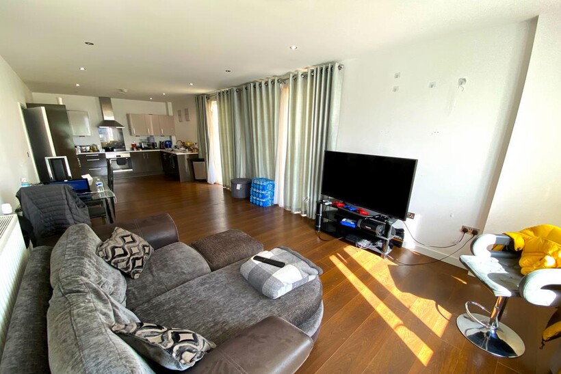 Lock Side Way, London E16 2 bed apartment to rent - £2,350 pcm (£542 pw)