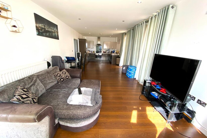 Lock Side Way, London E16 2 bed apartment to rent - £2,350 pcm (£542 pw)