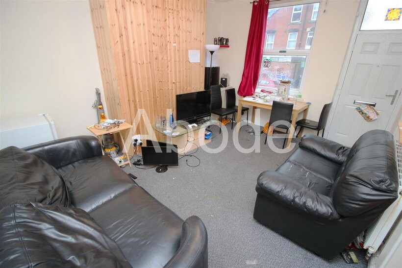 Royal Park Grove, Hyde Park, Leeds 4 bed house to rent - £1,681 pcm (£388 pw)
