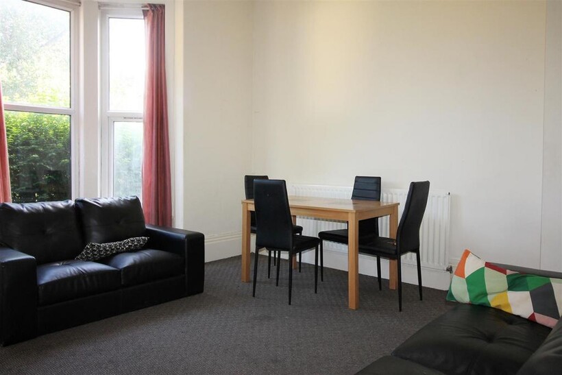 Hanover Square GFF, Hyde Park, Leeds 4 bed flat to rent - £1,508 pcm (£348 pw)