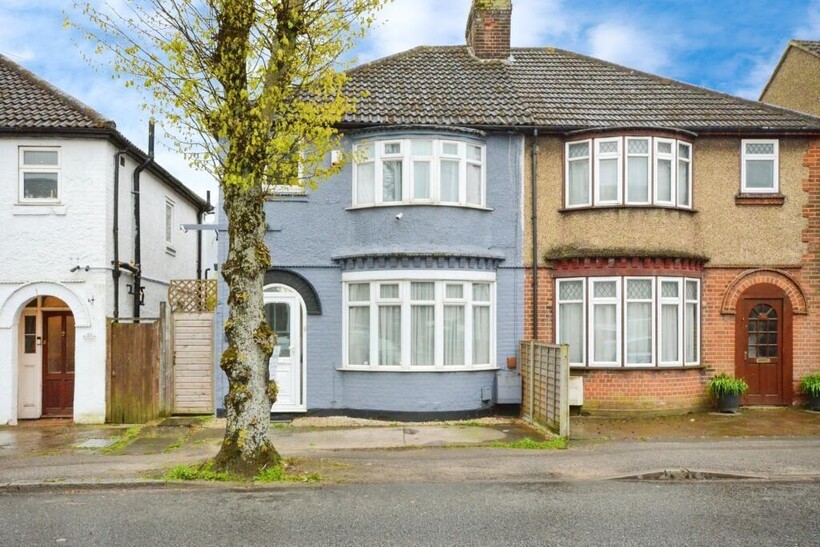Stockingstone Road, Luton... 3 bed semi-detached house to rent - £1,575 pcm (£363 pw)