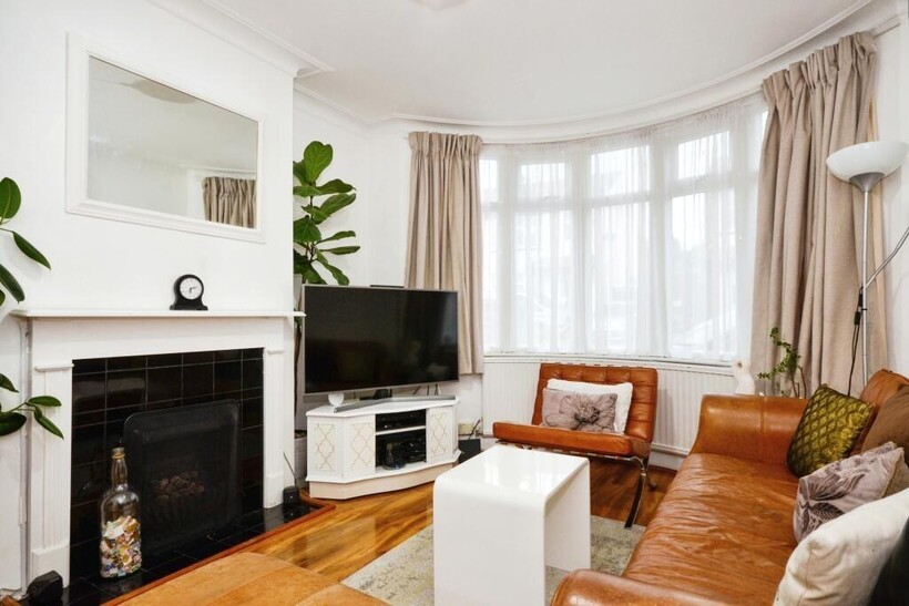 Stockingstone Road, Luton... 3 bed semi-detached house to rent - £1,575 pcm (£363 pw)