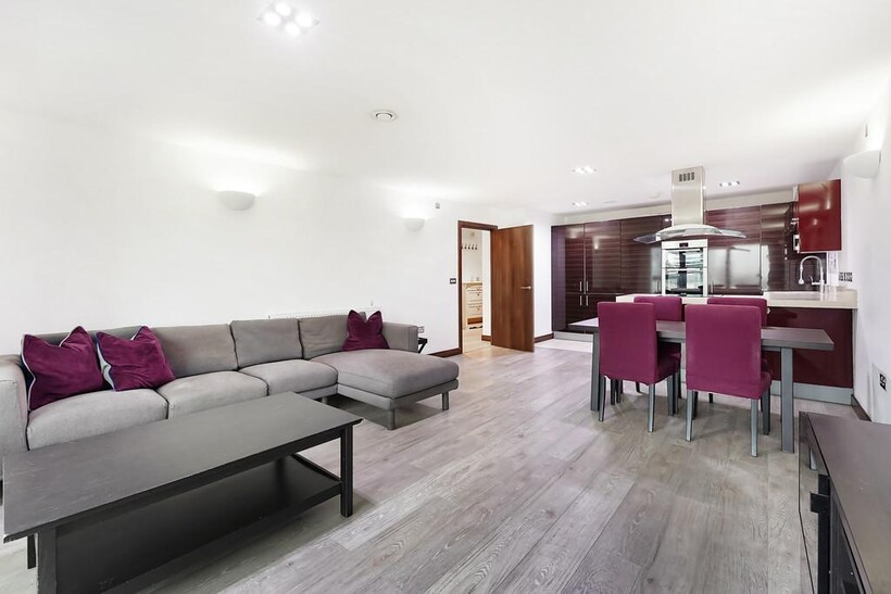 Bridges Court Road, London SW11 2 bed apartment to rent - £2,850 pcm (£658 pw)