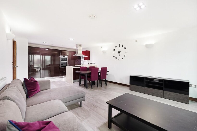 Bridges Court Road, London SW11 2 bed apartment to rent - £2,850 pcm (£658 pw)
