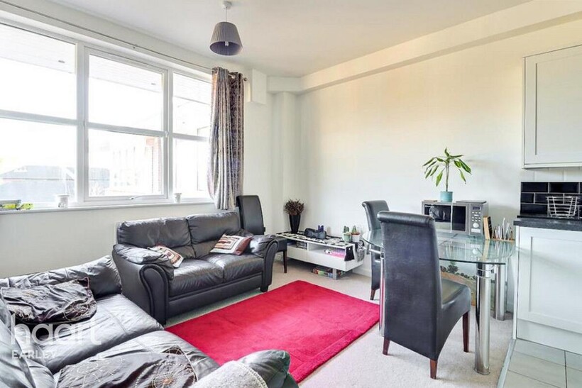 Emmview Close, WOKINGHAM 2 bed apartment to rent - £1,495 pcm (£345 pw)