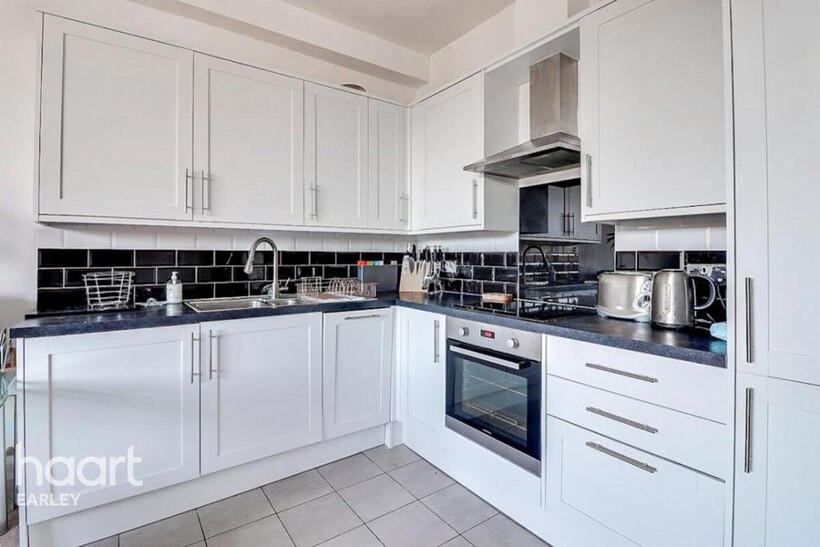 Emmview Close, WOKINGHAM 2 bed apartment to rent - £1,495 pcm (£345 pw)